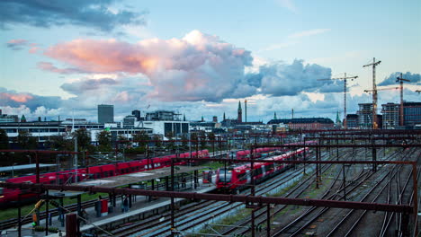 Zeitraffer-Am-Kopenhagener-Hauptbahnhof-Mit-Stadtlandschaft-Bei-Sonnenuntergang
